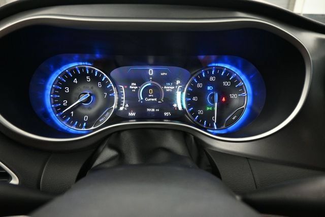 Used 2024 Chrysler Pacifica Touring-L FWD image 12