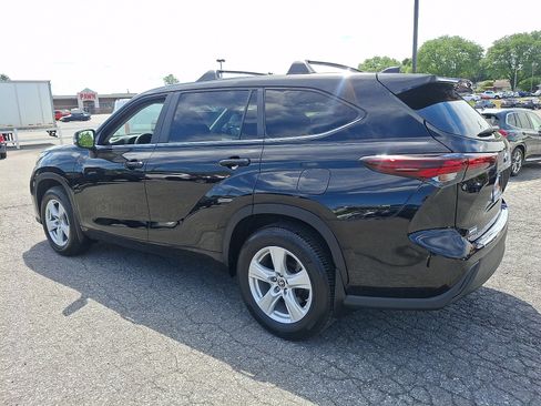 Used 2024 Toyota Highlander LE AWD/4WD image 4