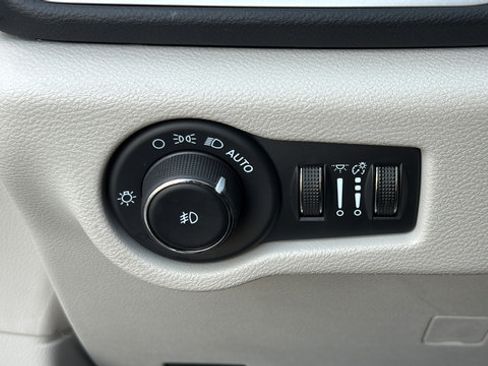 Used 2024 Chrysler Pacifica Touring-L FWD image 16
