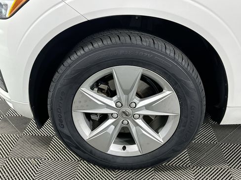 Used 2022 Volvo XC60 B5 Momentum image 11