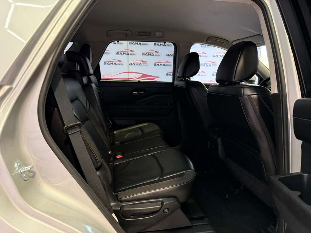 Used 2025 Nissan Pathfinder SL FWD image 38
