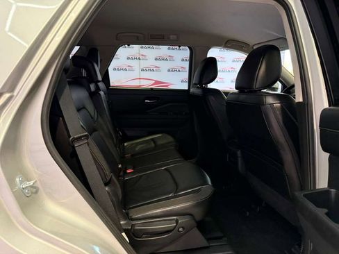 Used 2025 Nissan Pathfinder SL image 38