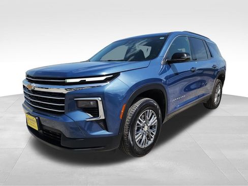 Used 2025 Chevrolet Traverse LT FWD image 3