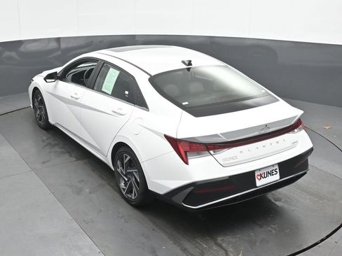 Certified 2025 Hyundai Elantra Limited FWD image 43