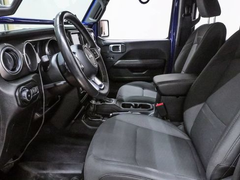 Used 2018 Jeep Wrangler Unlimited Sahara AWD/4WD image 9