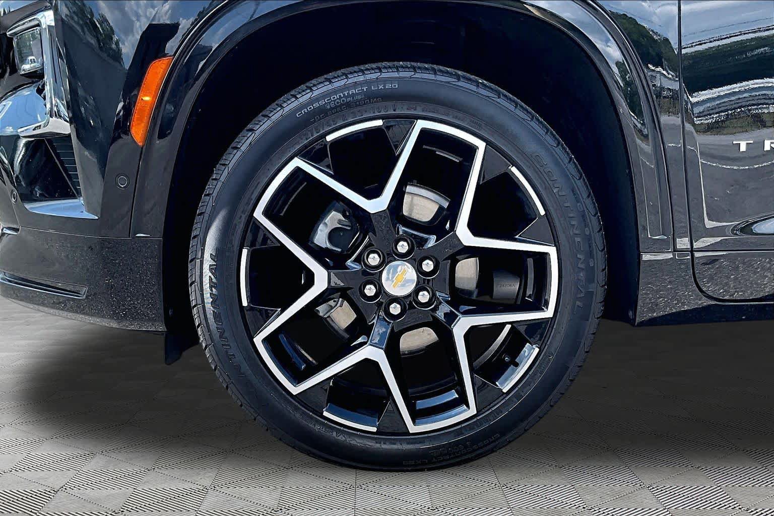 Used 2025 Chevrolet Traverse High Country w/ LPO, Floor Liner Package FWD image 31