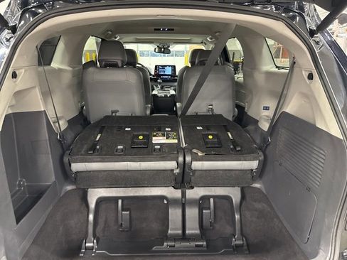 Used 2024 Toyota Sienna Limited image 35