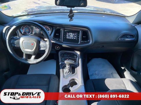 Used 2015 Dodge Challenger SXT image 10