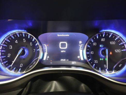 Used 2023 Chrysler Pacifica Touring-L image 11