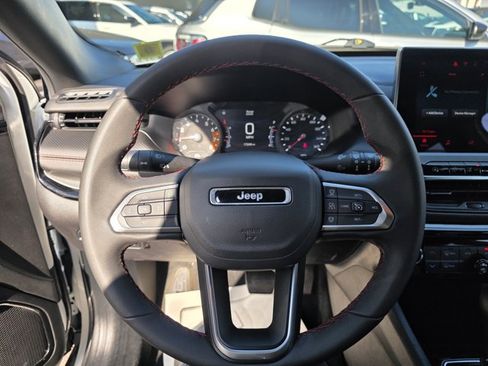 Used 2025 Jeep Compass Trailhawk AWD/4WD image 7