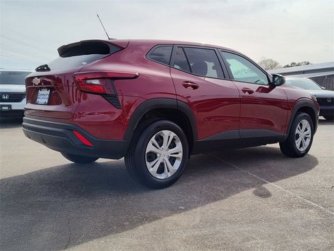 Used 2025 Chevrolet Trax LS image 10