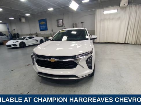 Used 2025 Chevrolet Trax LT w/ Driver Confidence Package FWD image 3