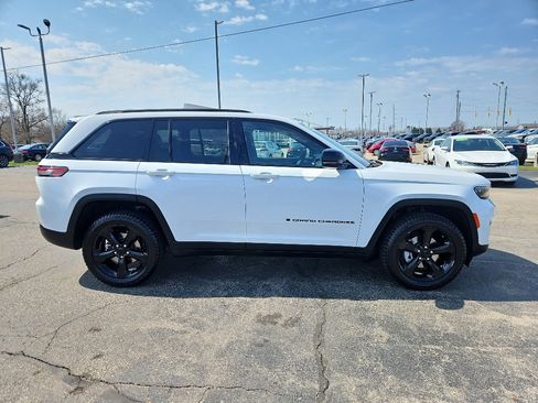 Used 2023 Jeep Grand Cherokee Altitude AWD/4WD image 5