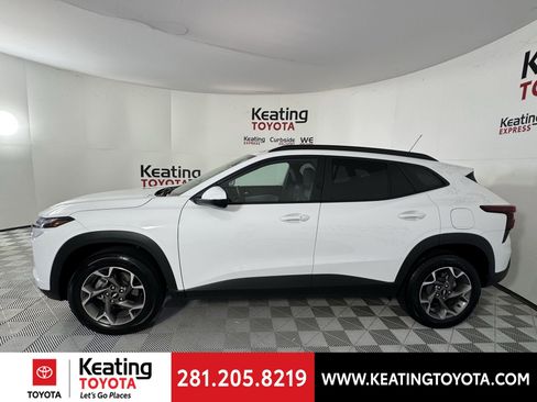 Used 2025 Chevrolet Trax LT w/ LT Convenience Package image 8