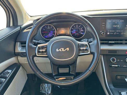Used 2023 Kia Carnival LX image 13