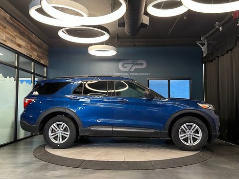 Used 2022 Ford Explorer XLT w/ Class IV Trailer Tow Package AWD/4WD image 2
