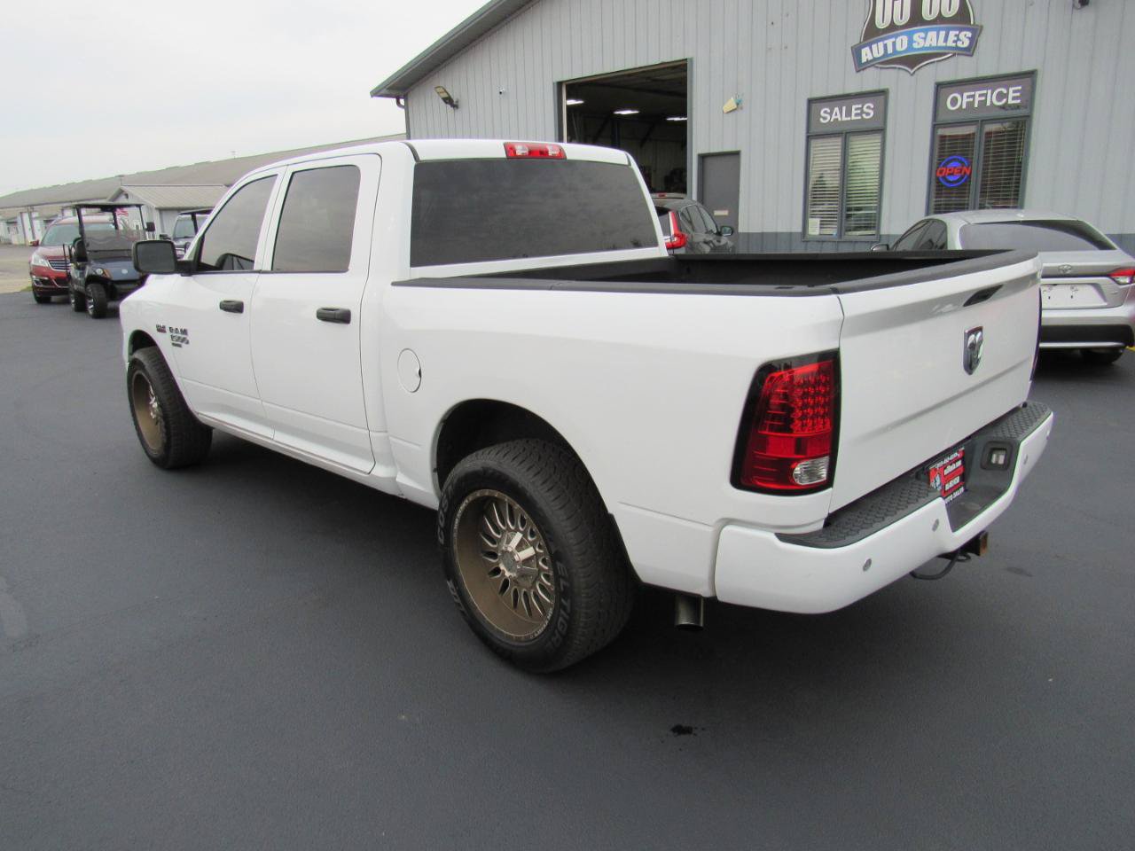 Used 2020 RAM 1500 Tradesman w/ Chrome Appearance Group RWD image 4