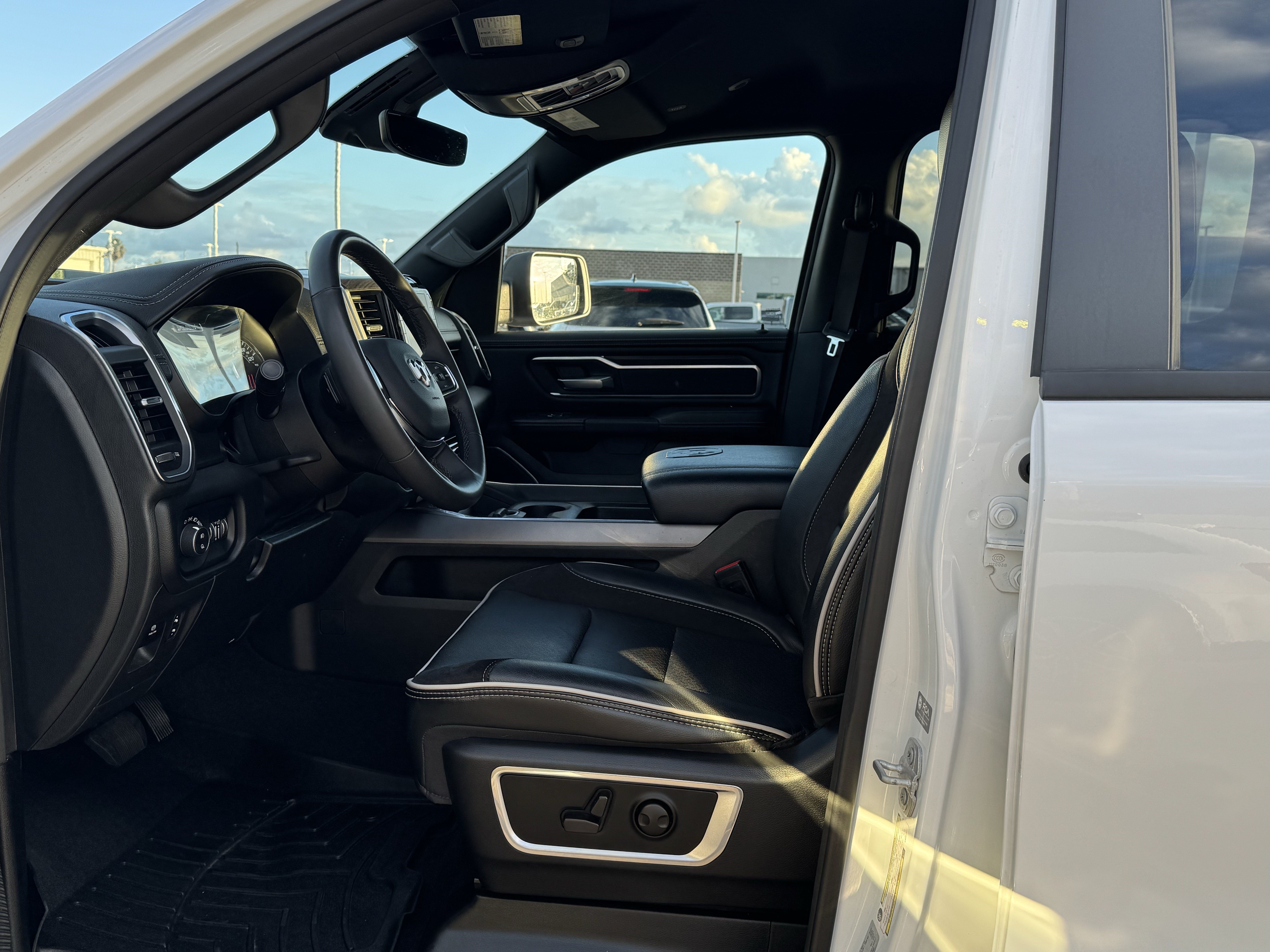 Used 2025 RAM 1500 Laramie w/ Sport Appearance Package AWD/4WD image 17
