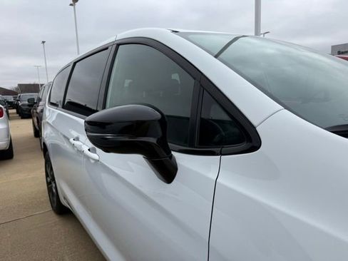 New 2026 Chrysler Pacifica Select image 6