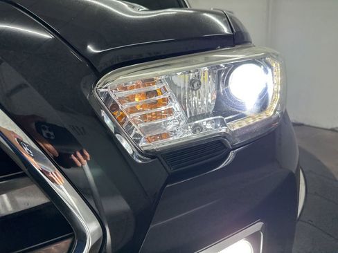 Used 2017 Toyota Tacoma Limited image 29