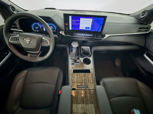 Used 2025 Toyota Sienna Platinum image 42