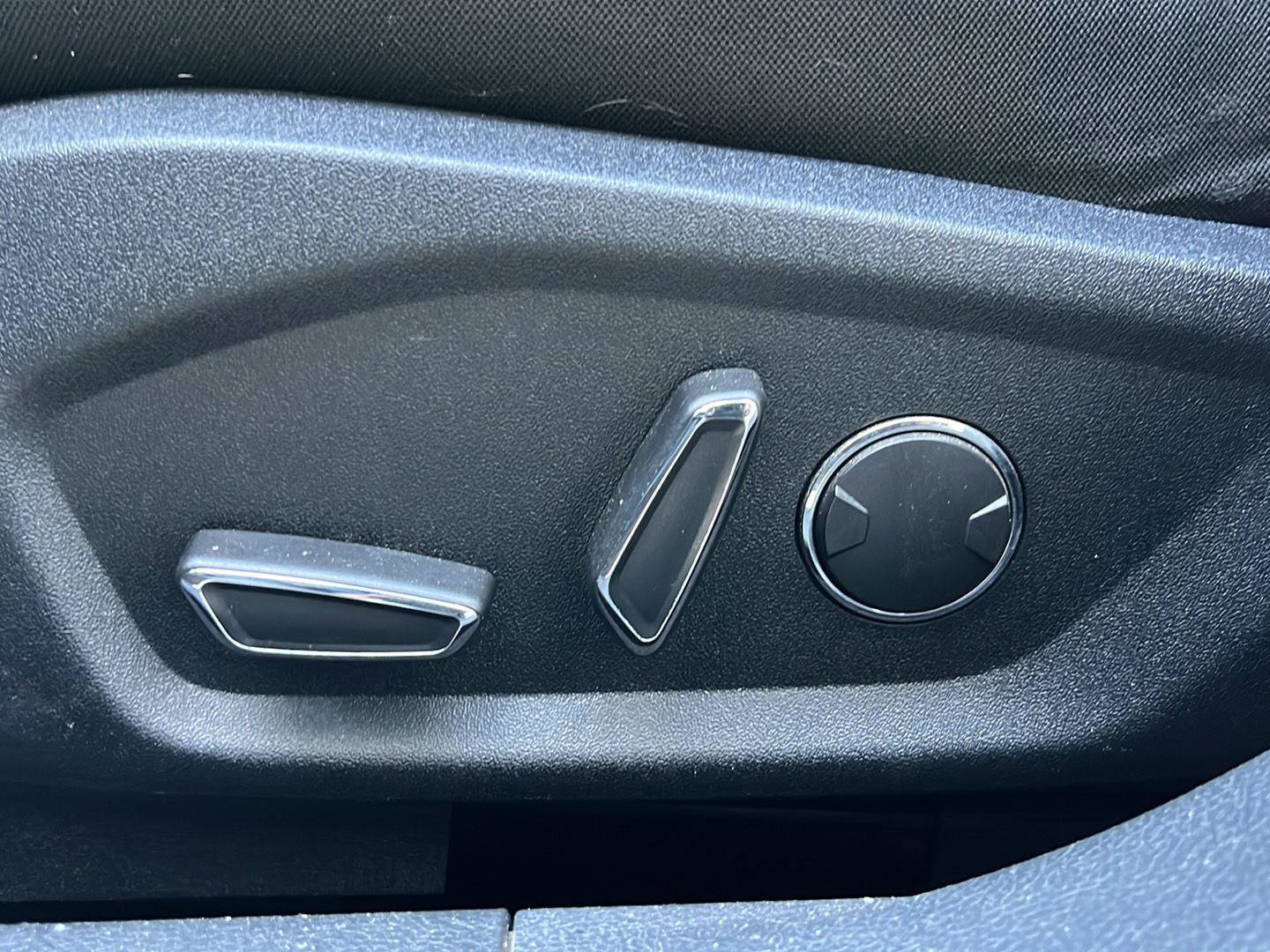 Used 2020 Ford Fusion SE FWD image 3