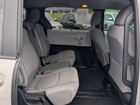 Used 2025 Toyota Sienna LE FWD image 17
