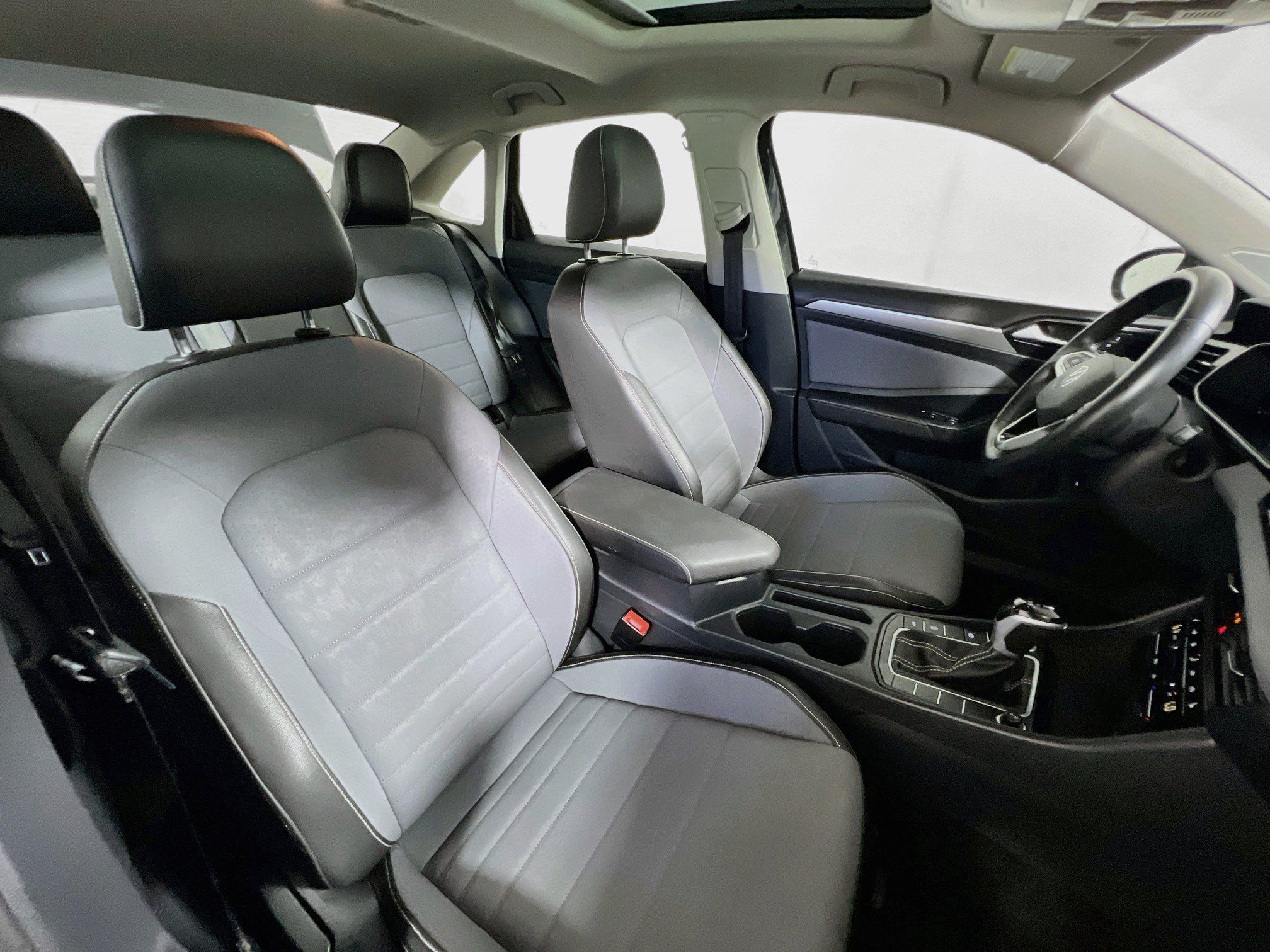 Used 2025 Volkswagen Jetta SE FWD image 30