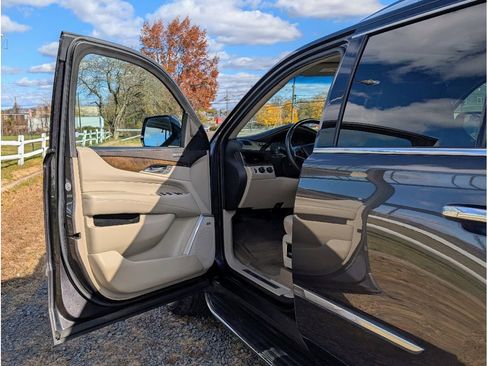 Used 2018 Cadillac Escalade Luxury image 9