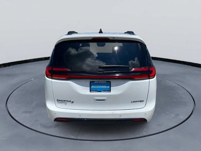 Used 2025 Chrysler Pacifica Limited FWD image 4