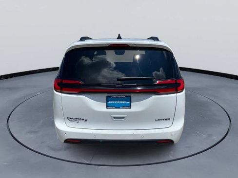 Used 2025 Chrysler Pacifica Limited FWD image 4