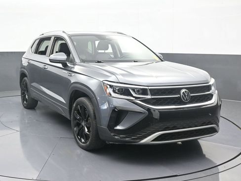 Used 2022 Volkswagen Taos SEL w/ Panoramic Sunroof Package image 9