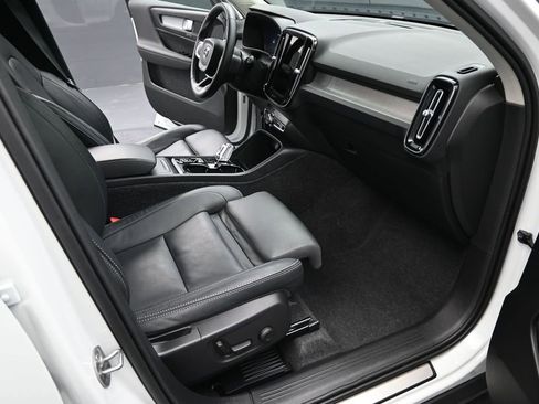 Used 2025 Volvo XC40 B5 Plus AWD/4WD image 21