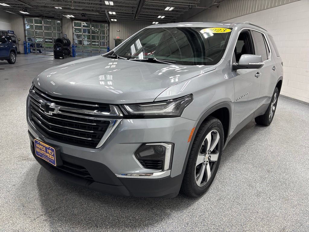 Used 2023 Chevrolet Traverse LT w/ LT Premium Package AWD/4WD image 3