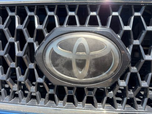 Used 2018 Toyota Tacoma TRD Off-Road w/ Technology Package AWD/4WD image 22