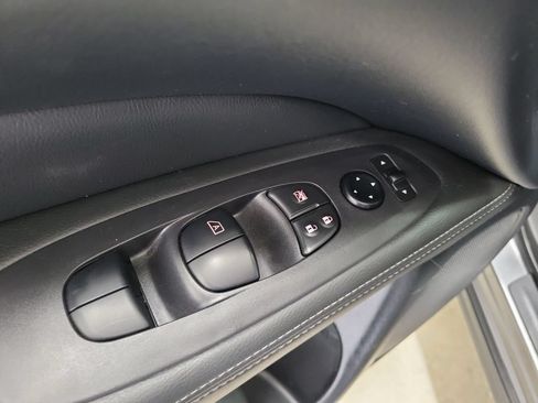 Used 2020 Nissan Pathfinder S FWD image 18