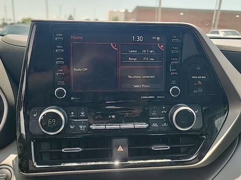 Used 2021 Toyota Highlander XLE FWD image 13