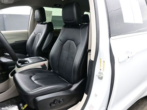 Used 2024 Chrysler Pacifica Touring-L image 12