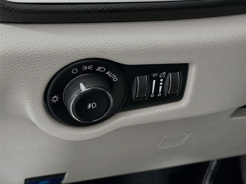 Used 2023 Chrysler Pacifica Touring-L FWD image 14