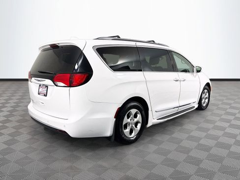 Used 2017 Chrysler Pacifica Touring-L Plus FWD image 7