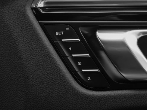 Used 2025 Porsche Macan image 23