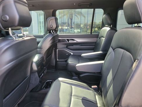 Used 2024 Jeep Wagoneer Series II image 16