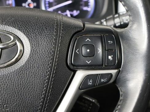 Used 2019 Toyota Highlander XLE AWD/4WD image 11