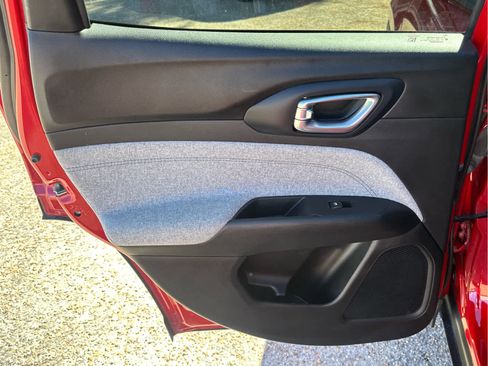 Used 2024 Jeep Compass Latitude image 42