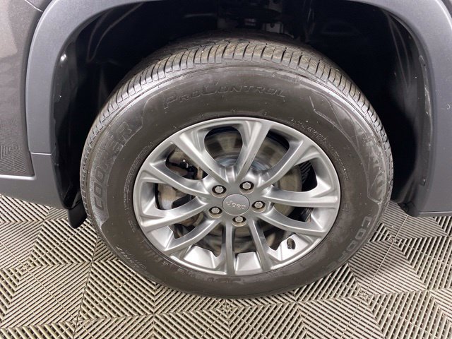 Used 2019 Jeep Cherokee Latitude Plus w/ Cold Weather Group AWD/4WD image 13