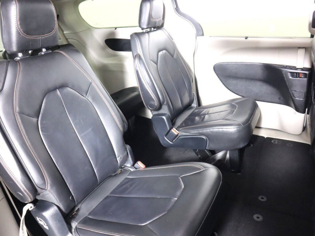 Used 2017 Chrysler Pacifica Touring-L FWD image 41