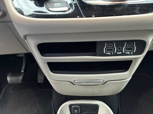 Used 2024 Chrysler Pacifica Touring-L FWD image 18