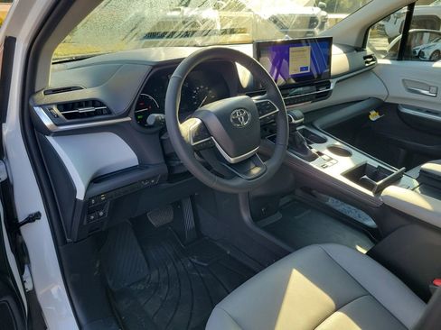 New 2026 Toyota Sienna XLE image 19