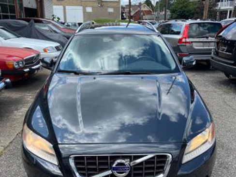 Used 2010 Volvo V70 FWD image 3