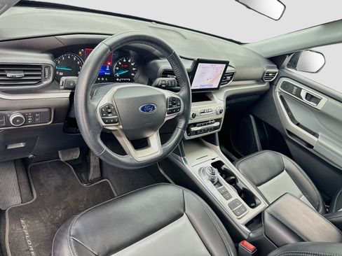 Used 2022 Ford Explorer XLT w/ Equipment Group 202A RWD image 7